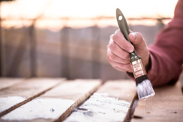 Jak odpowiednio zabezpieczyć powierzchnie drewniane przed czynnikami atmosferycznymi?